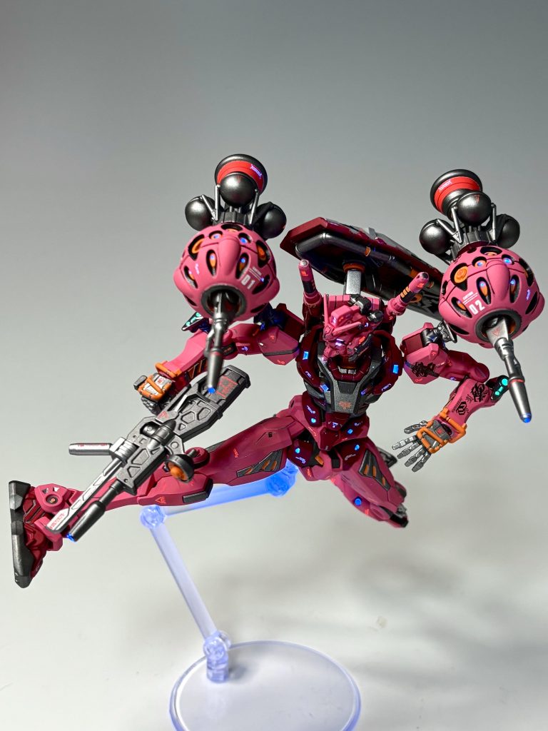 めっちゃ動きそうに見えて太もも周りはかなり干渉しがちな赤いガンダム🙄キックポーズはたぶん最初で最後です…