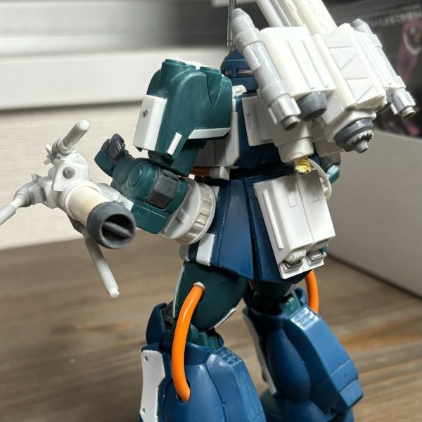 うおー、仕事が多忙。疲労困憊。なんとかちょこちょこいじって最終武装である機雷散布ユニットを作りました。ザク・マインレイヤーのような水中機雷を散布するユニットです。下半身もおおよそ完了。後少しいじったら表面処理して塗装入るかなぁ。待ちに待ったプレバンからのモノも届いてしまったから早く仕上げたいけど…出張…あるんだよなぁ。（2枚目）