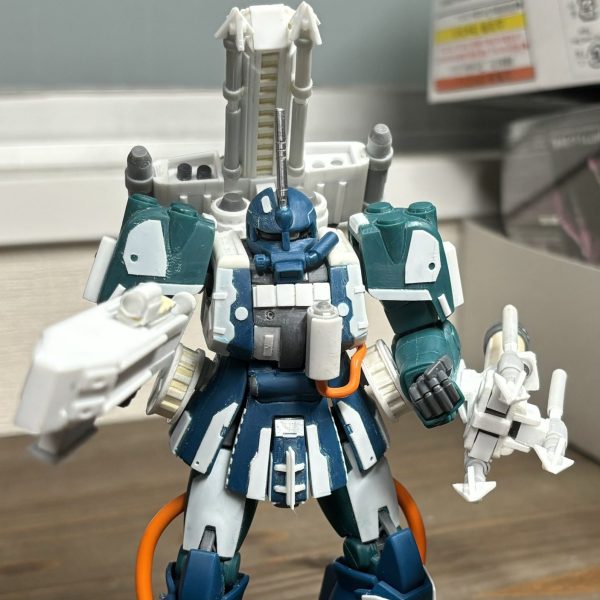うおー、仕事が多忙。疲労困憊。なんとかちょこちょこいじって最終武装である機雷散布ユニットを作りました。ザク・マインレイヤーのような水中機雷を散布するユニットです。下半身もおおよそ完了。後少しいじったら表面処理して塗装入るかなぁ。待ちに待ったプレバンからのモノも届いてしまったから早く仕上げたいけど…出張…あるんだよなぁ。（1枚目）