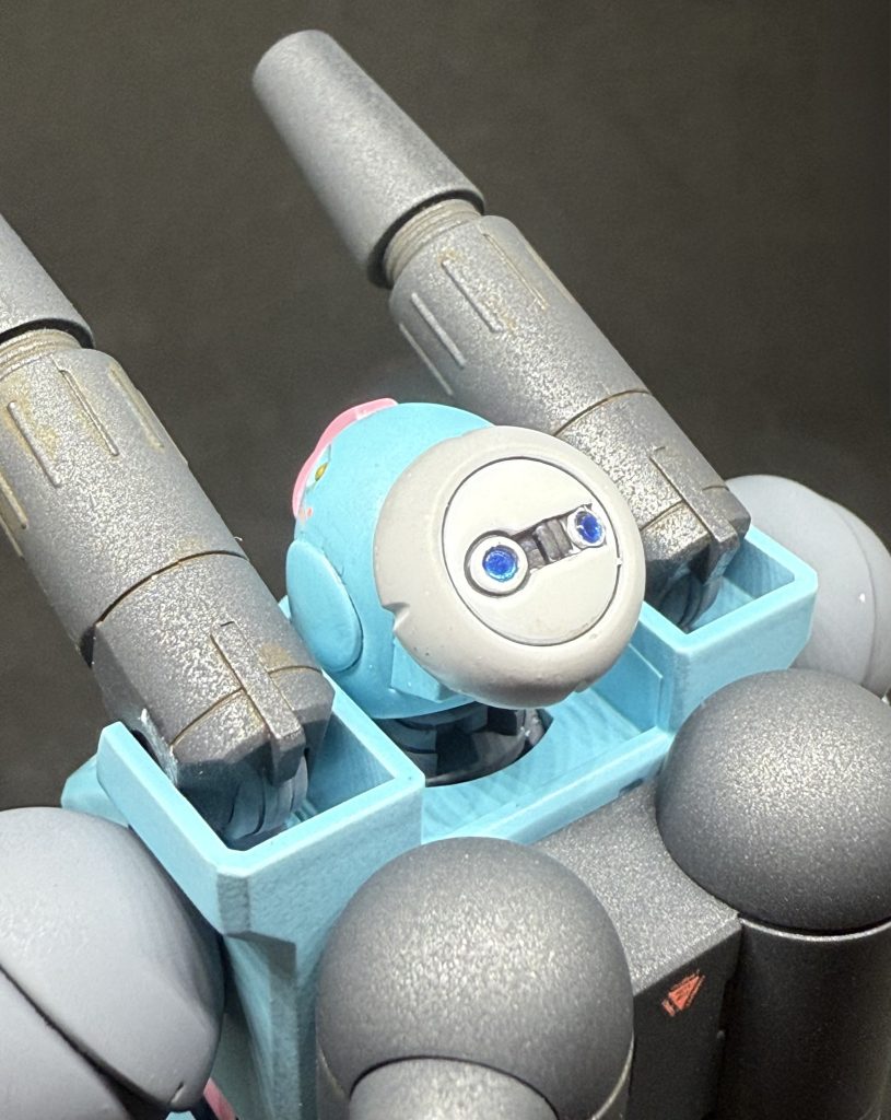 リーダー機体ということで通信機能の強化として、頭部にWAVEのJセンサーを使用。この位置にしたのは、知っている方が見たらピンとくるはず(笑)