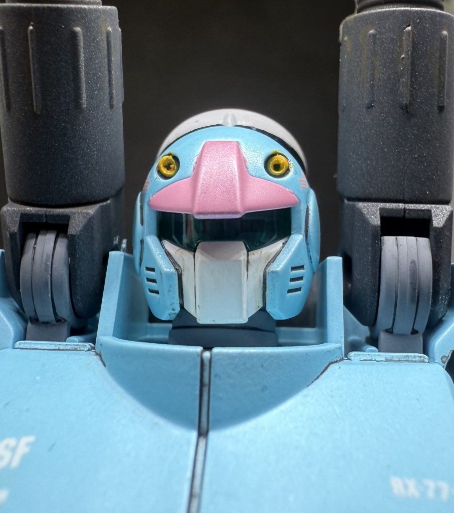 工作的には前回のガンキャノン同様に合わせ目消しと頭部バルカン砲の開口。配色パターンは変えてあります。