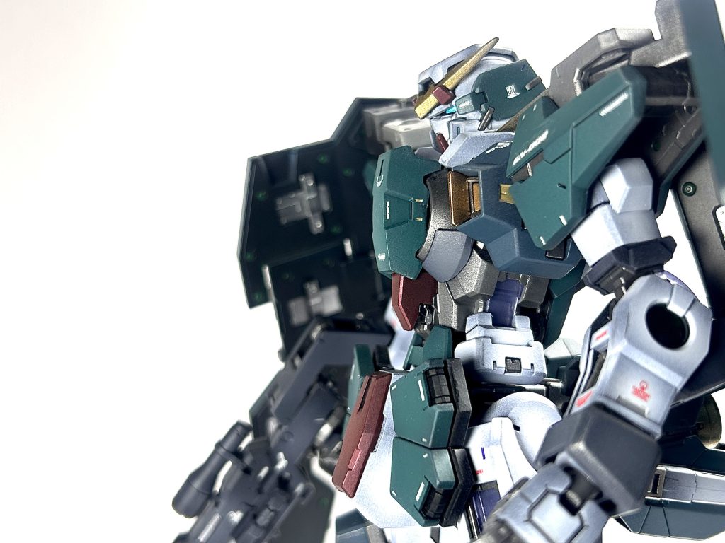 頭部も素晴らしい造形で、横顔も凛々しいです。