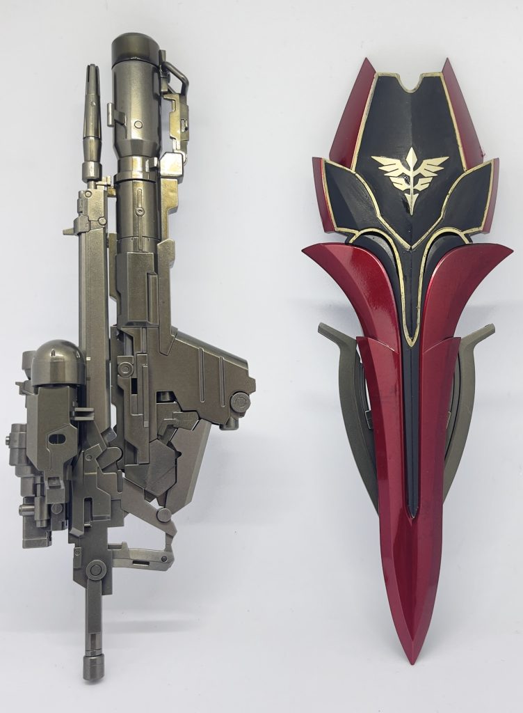 ・シールド ・ライフル＋バズーカ合体状態  シールドのエングレービングは遠目だと上手くいっている感じしますが…雑な仕上がりになってます(￣▽￣;)武器類はアンダーブラックⅡ→ボーンクロームⅡ→フィニッシュクリア ブラック です。