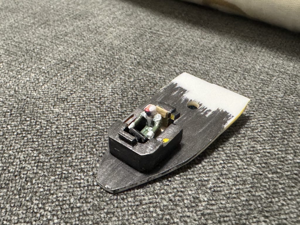 実はコックピットも作りました パイロットは曲線のランナー削り出して、腕は熱して伸ばして切ってはっつけて、パテつけて…老眼にはきつかった…