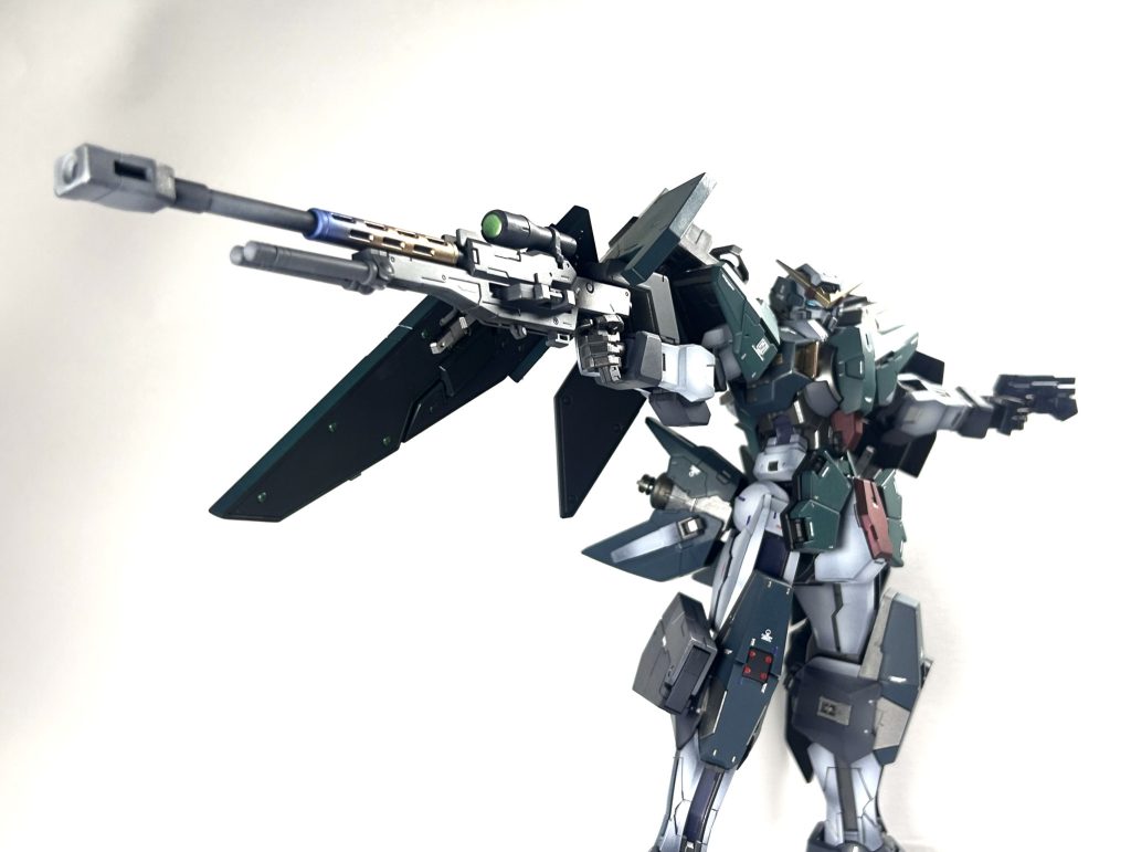 スナイパーライフルとピストルの2丁持ちも大好きなシーンです。