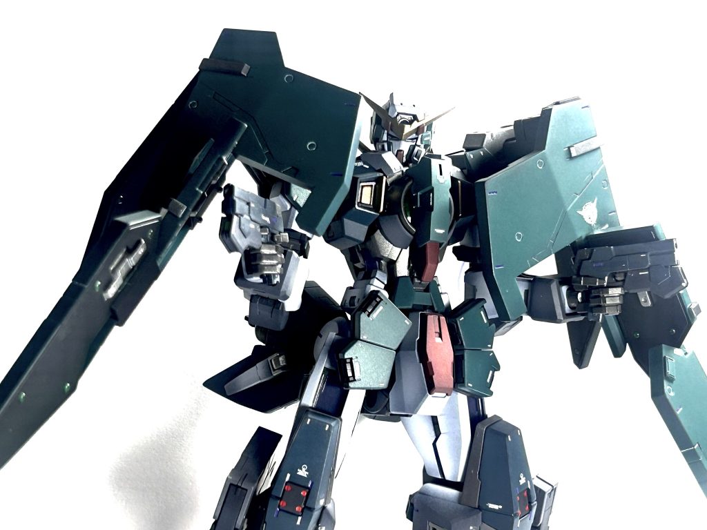 シールドからGNビームピストルを出し、防御しながら攻撃。たまりません。