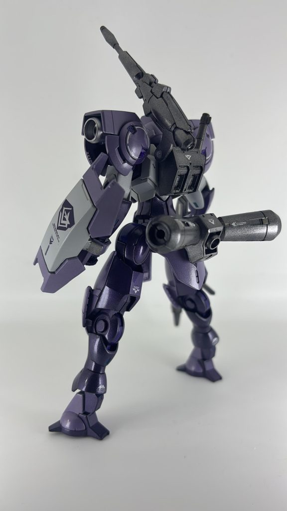 バーニアや武器はメタリック、外装はパールを使ってキラキラにしてます。少し朝食して色味はアレンジしちゃいました。