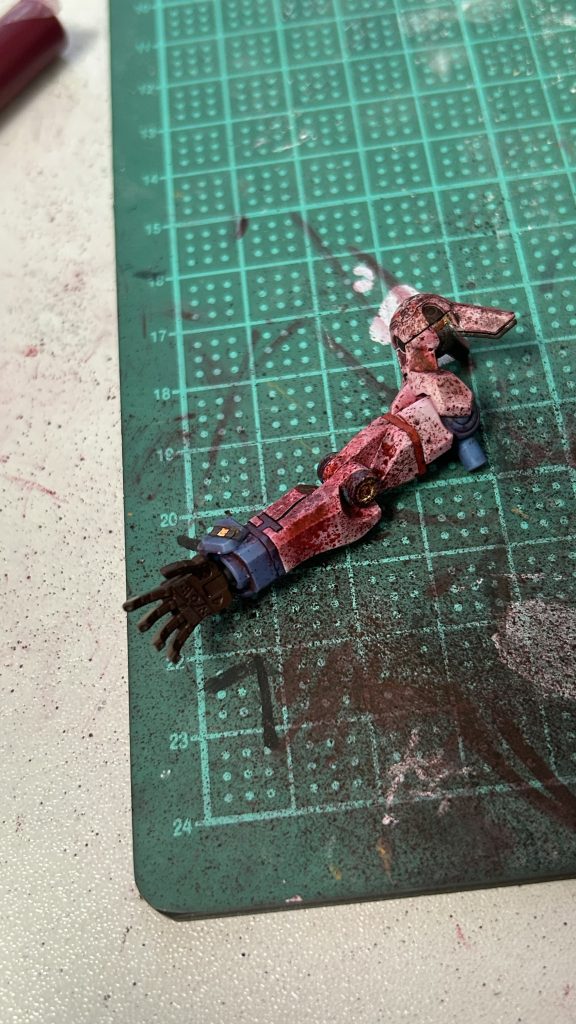 特にこだわったのが腕の血飛沫塗装! 殺人現場みたいですね(笑)。「自分の手を汚していないマチュ」との対比、つまり、「自分の手を汚しまくっているジークアクス」をイメージしました。斬って殺すのではなく、殴って殺している感じです。