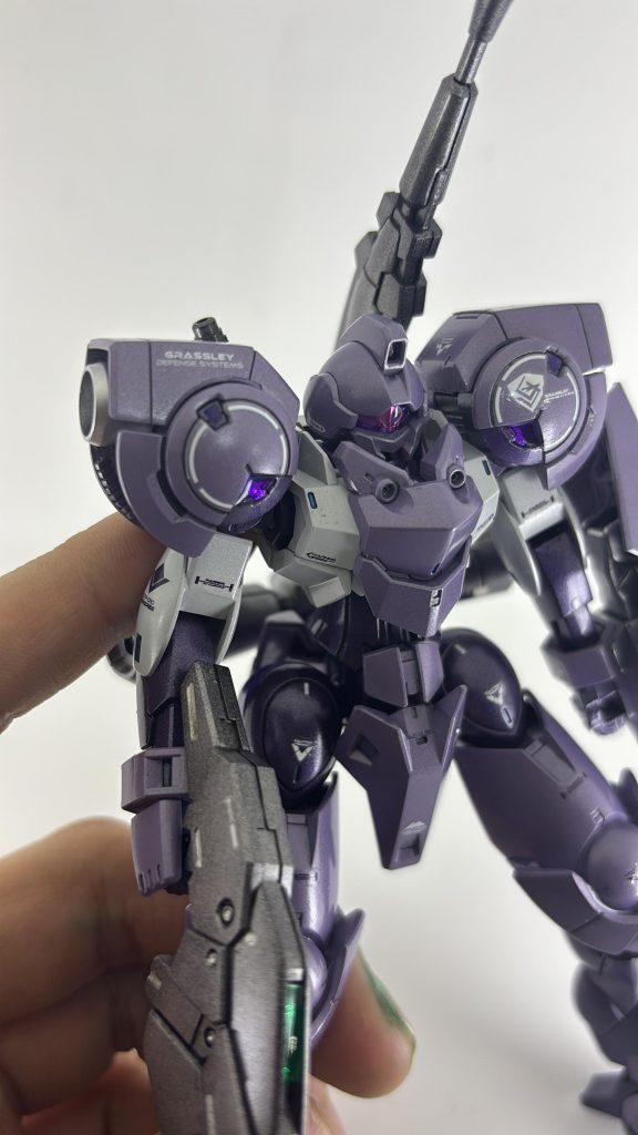 メインカメラや肩はレジンコートでキラキラにしてみました。シールに上塗りしただけですがなかなかいい感じです👌