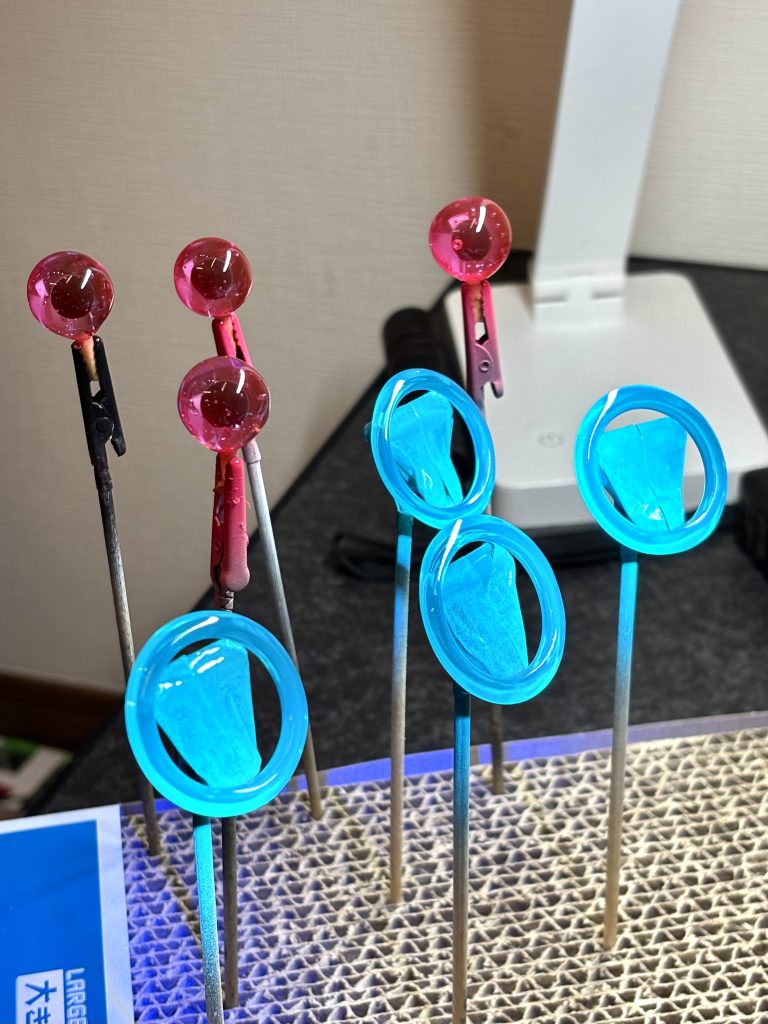 リングは関節技(大)を球体のみ黒く塗り、レジンで包んで中が透けるようにしています！ちょっと桜もち大きくし過ぎた🙄💦ハードポイントは穴あけのみで内部は塗装だけしています！ 