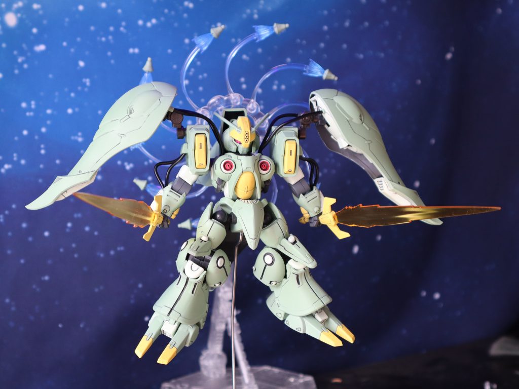 ビームサーベル装備状態でのファンネル発射。