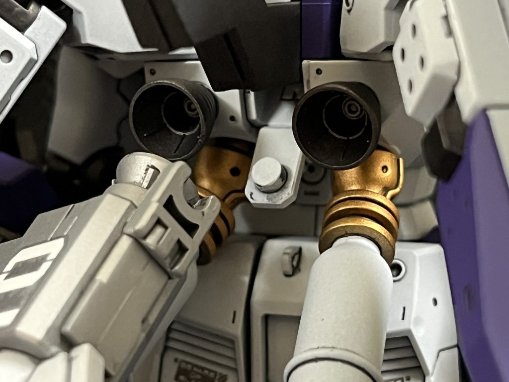 バズーカが背中に取り付けられないのが我慢ならないので、30MMのジョイントを適当に加工して接着しました。改造とは呼べない程度の改造ですが、私にしては頑張りました。