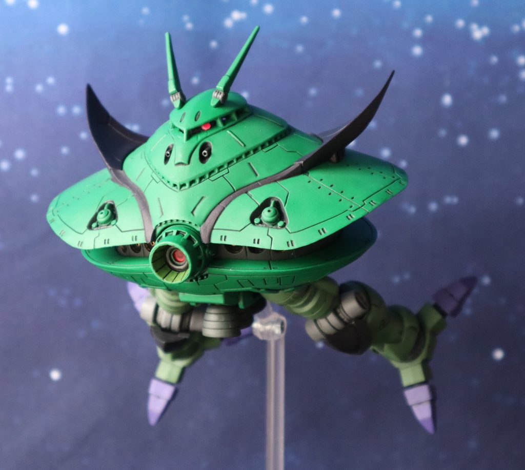 基は動かない足を前後に動く、膝で曲がるように改造しました。足首もボールジョイントで動きます。