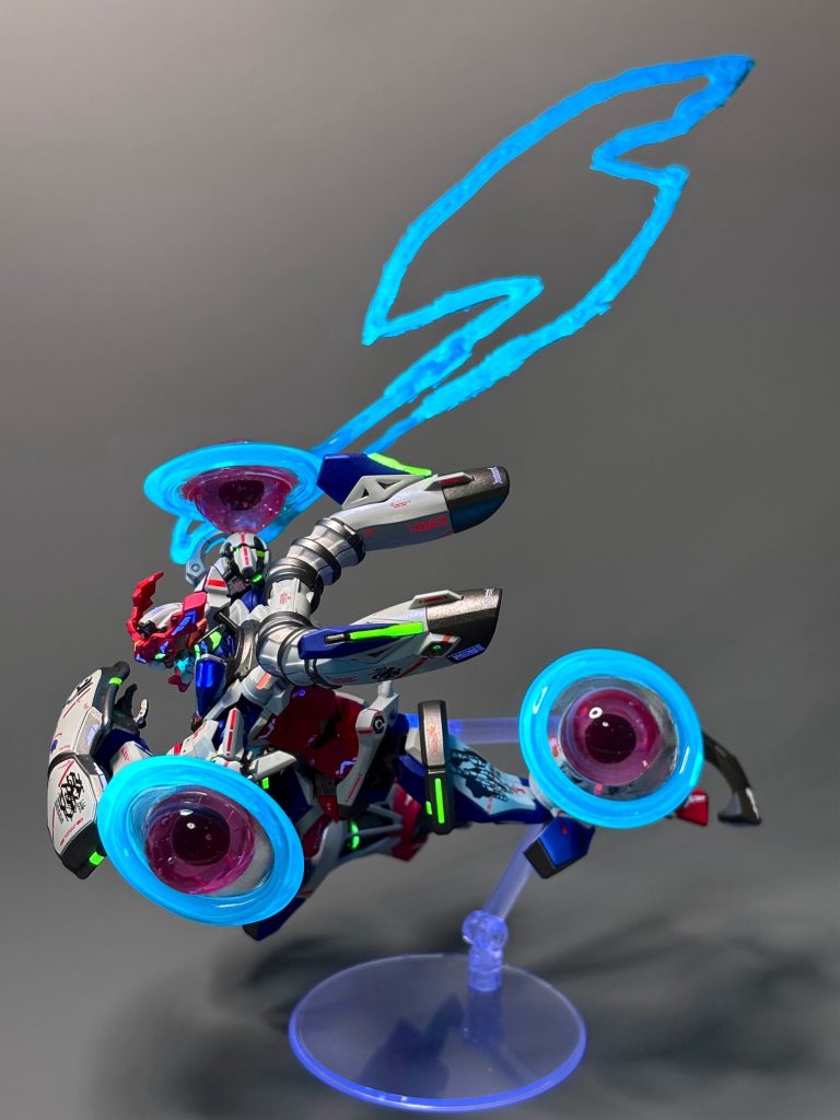 初めは肩・足のエフェクトを光らせたくてスタートしたのですがおゆまる＋レジンで最終戦の斧エフェクトまで作っちゃいました😆技名、ハイパーオーラ斬りで宜しいでしょうか…(宜しくない)バーニアエフェクトも欲しい🙄💨ちなみに本編両手持ちでしたが胸周り窮屈すぎてポーズ変えてます😅