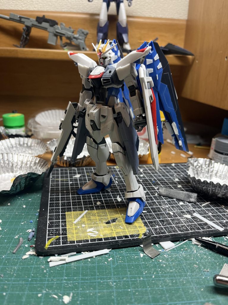 机汚くて申し訳ありませんが、何処をいじったか一番分かりやすいと思います。胸部ダクト下部を延長したのでダクト下を1mmの角プラ棒にて隙間埋め胸と頭部機関砲はメタルパーツに置き換えてます。膝のアーマーはプラ板にて3mm延長しました。腰レールガンの6面体のパーツは別パーツ化して2mmのプラ棒で接続できる様にしました。