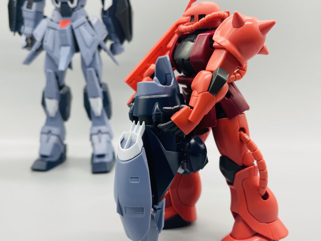 エールカラミティのウィングパーツを運ぶザク