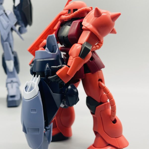 エールカラミティのウィングパーツを運ぶザク