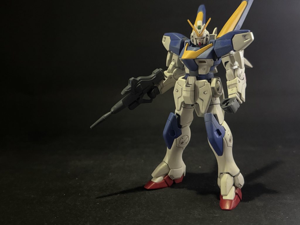 V2ガンダムにもなります　無論、V2アサルトガンダムにもなるし、V2バスターガンダムにも装備替えする事も可能です　V2アサルトバスターガンダムのキット買うと、ほぼV2ガンダムのパーツが余ります　どうしてもどうにもならなかったのが、ミノフスキードライブで、これはV2ガンダムのキットを買い、製作して取り付けられるようにしました　接着剤を使わないキットだから、なんとかなったのかな？