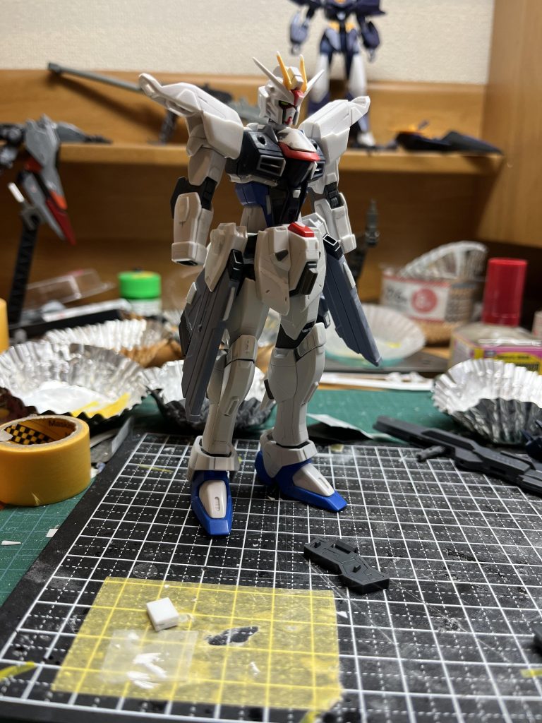 制作バックショット。肩のスラスター口?は一度四角に開口してから0.5mmプラ板にて貼り直しました。