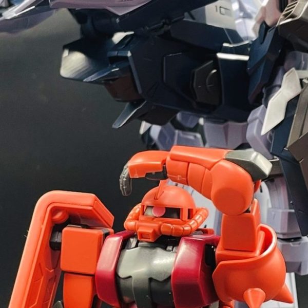 エールカラミティのウィング下で雨宿りするシャアザク