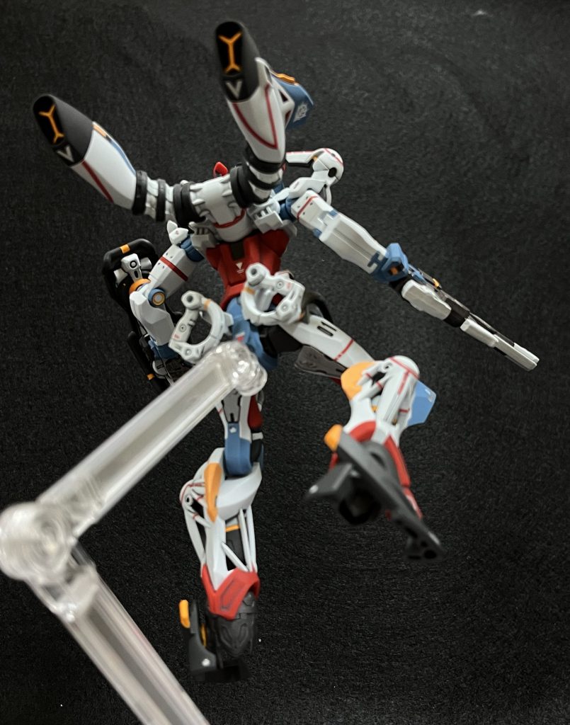 基本的に付属のシールを貼り、さらに余ってるジオン軍用のガンダムデカールを貼りました。専用品、早く発売して欲しいですね!色分けも可動も凄いキットで、パチ組み派の方々には大歓迎のキットだと思います。塗装派には色の足りないところが多すぎて、こだわればこだわるほど難儀しますね。私は2回目はないです😓ん?ガンダムが何か言っています…「ジフレドを買え」ですって!?ぐはっ🤮