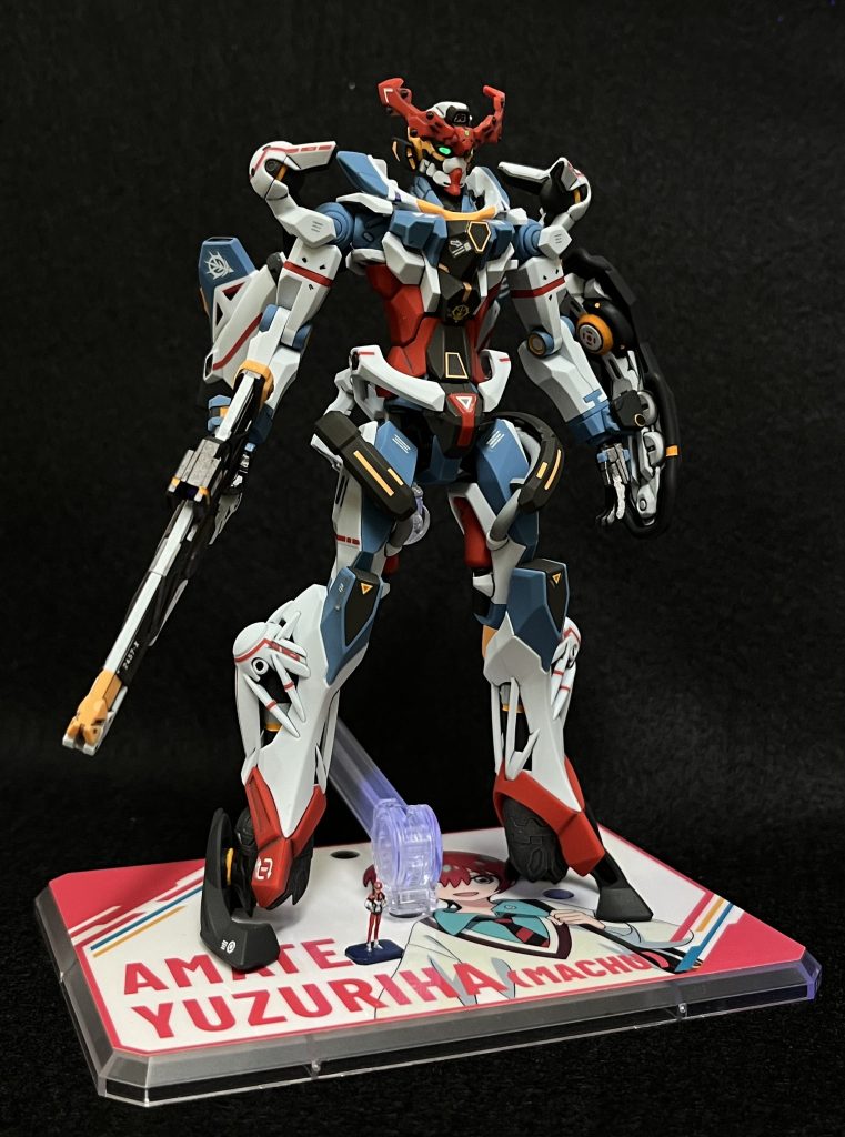 ツインアイはガイアの蛍光イエローグリーンで塗装してます。シールド裏の塗装もまた地獄でした。RG付属の男性フィギュア(多分ヒイロ)を削って塗ってマチュっぽくしましたが、ジャージを着た女性アスリートみたいになってしまいました…パテを盛って加工?そんなもの、持っちゃいないぜ。