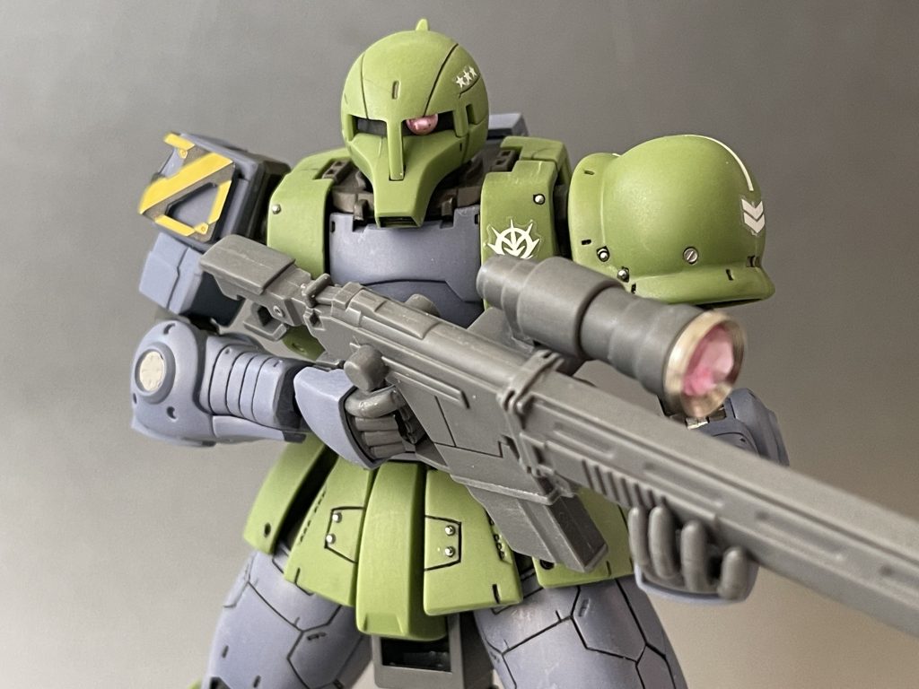 成形色仕上げの未塗装です。モノアイは百均のピンクデコシール＆レジンを使用しています