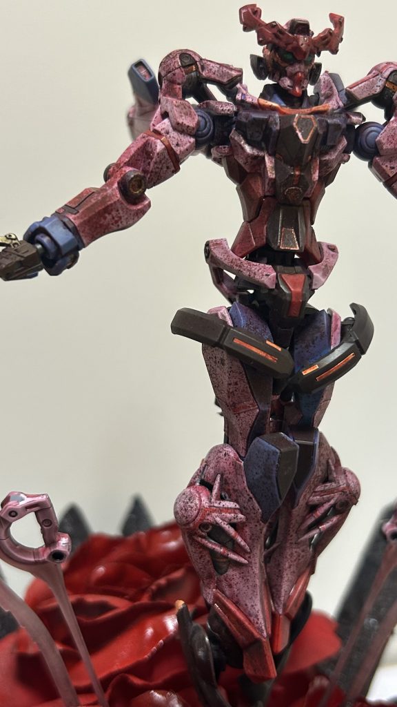 一番こだわったのはこの血飛沫塗装!リアルタッチマーカーレッド2と、グレー1を使用して全身を塗りたくり、それをメラニンスポンジで満遍なく拭きあげる(擦る?)ことで汚し塗装を、その上から、同色のインクでスパッタリングすることによって血飛沫を表現しています。