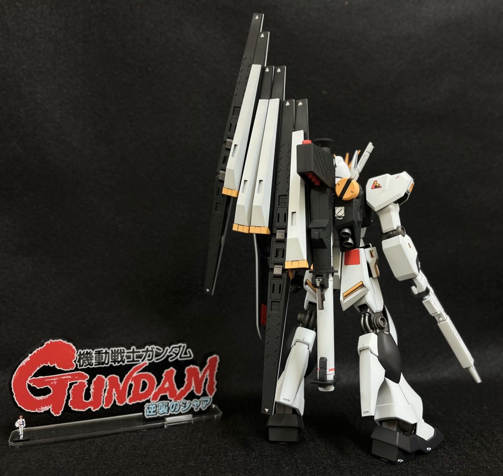 ウエストの軸がボールジョイントのため、フル装備だと上半身が左に傾くことから、傾かないように調整しました。荷重のかかる軸にボールジョイントを採用しちゃダメですね。