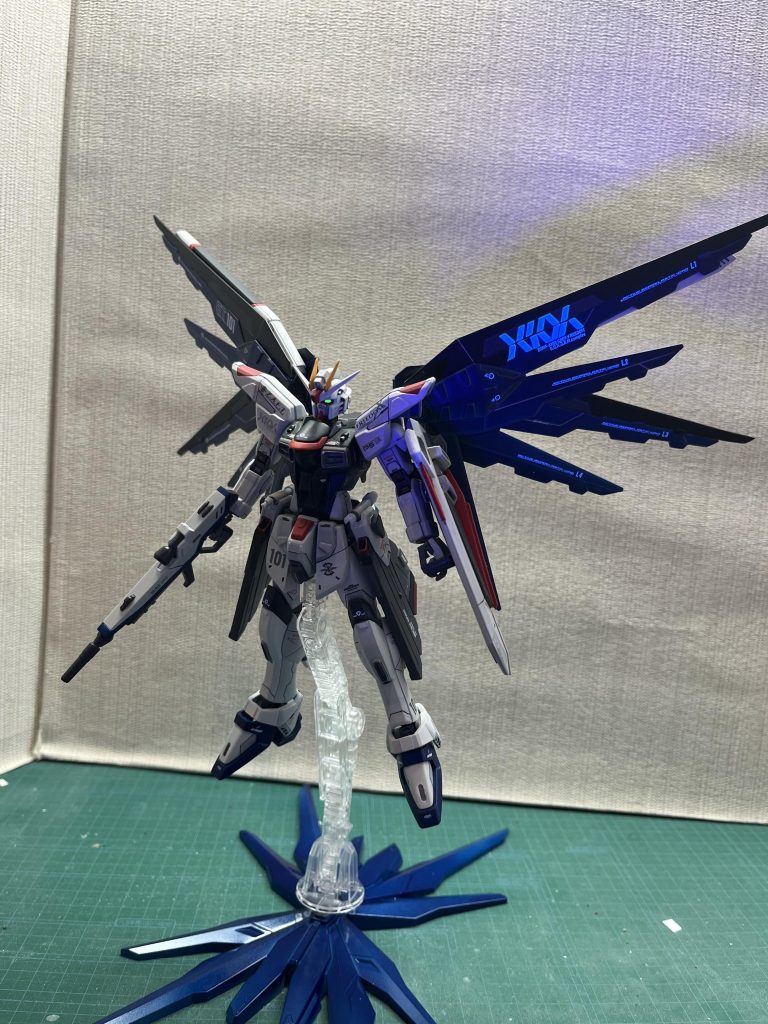 機動ウイング展開状態です。首1.5mm、胸部2mm、腹部1mm、足関節と足首で2.5mm延長工作しました。顔はYouTubeを参考に後ハメ加工。腕などもともとあった段差モールドは0.3mmのプラバンを切り貼りして段差を大きくしてみました。