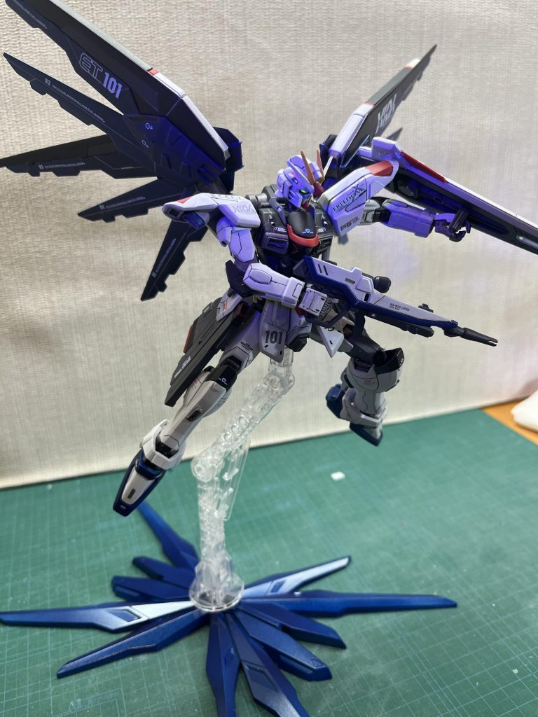 振り向き撃ち。かのアムロ大尉を白い悪魔と言わしめた?技をキラがプロヴィデンス戦で使った時は胸熱でした。シードフリーダムでは流石に無かったのが残念でした。