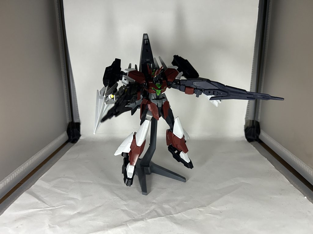 追加武装1:スナイプビームライフル        中〜遠距離に対応した主兵装。バレルを延長することで狙撃も可能。オールレンジ攻撃端末にもなるこの武装に攻撃不可能な距離は無いとされている。追加武装2:アリージェンシールド         スナイプビームライフルに装備されている小型のシールド。Iフィールドジェネレーターを搭載しているため、防御力が高い。追加武装3:ドリルビット/クロービット       両肩に装備されているジェネレーター内蔵型の大型武装。手持ちで使用することも可能で、連結すると貫通力・切断力が向上する。追加武装4:センサービット            肩に1基ずつ、スナイプビームライフルに1基の計3基搭載している武装。主兵装と併せて使用することでより高度な狙撃を可能とする。また、作戦開始前の偵察目的で使用することもある。