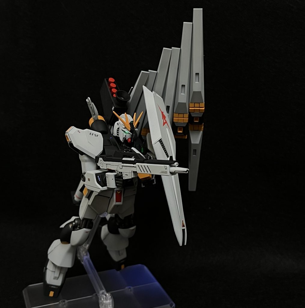 α・アジールのファンネルを撃ち落とす時のライフル速射モードでのポーズ。可動域に限界があるので、まんま劇中再現というわけにはいきませんが…。