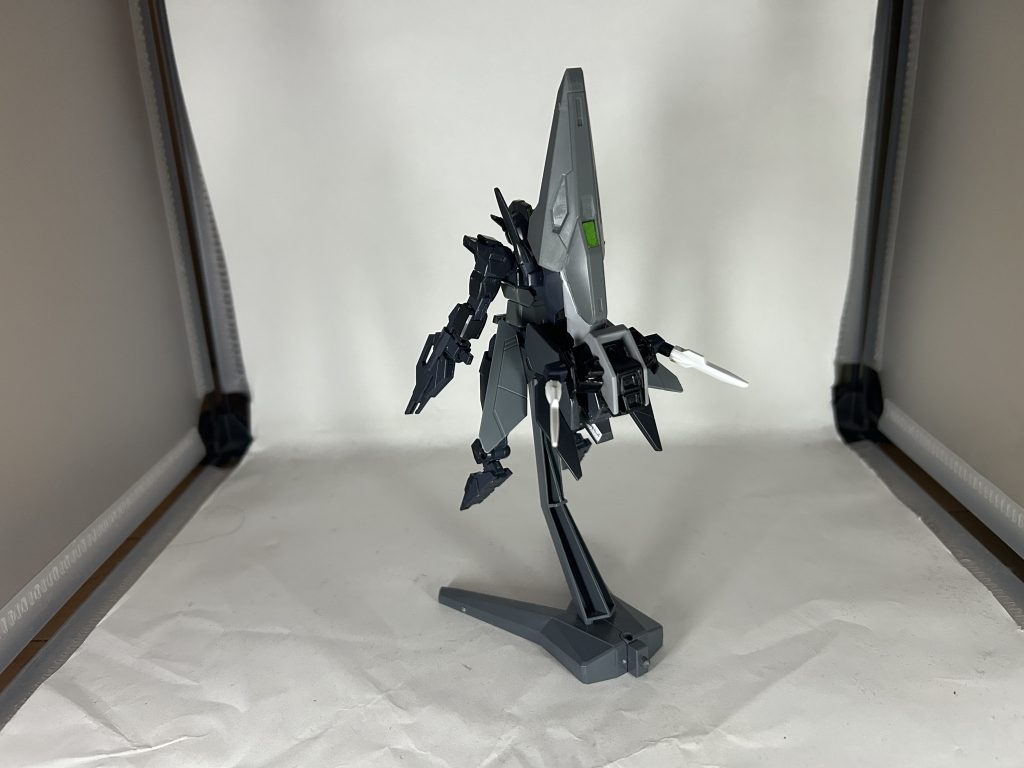 後ろ姿です後述するシールド兼サブフライトシステムにEGストライクの背中とコアガンのランドセルを組み合わせたものを接続。コアガン特有のアーマー換装にプラスでストライカーにも対応させたので更に拡張性が増えました。