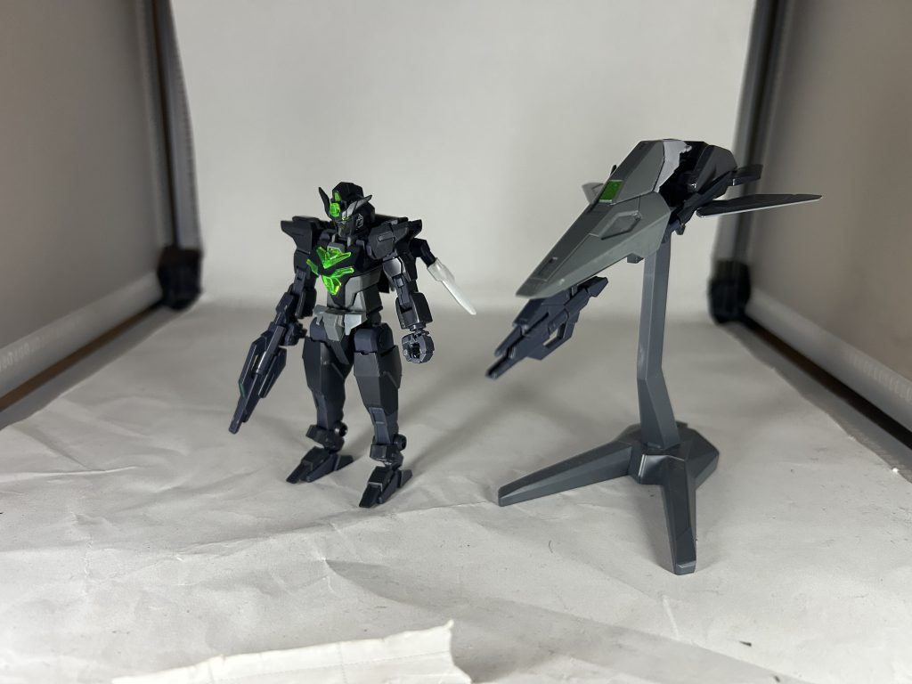 武装1:ビームガン                様々な強化パーツによって、様々な任務に対応するためのキーウェポン。本体から供給される余剰エネルギーにより、一般的なビームライフルと変わらない威力となっている。武装2:ビームサーベル              標準的な装備数より多めに装備された近接用の武装。本体から供給される余剰エネルギーにより、切断力が強化されてる。武装3:コアフライヤー              シールド兼サブフライトシステムとして装備している武装。本体から直接供給される余剰エネルギーを使用して機動力の強化に役立てている。また、オールレンジの攻撃端末にもなるため、本体との連携攻撃で敵を翻弄する。