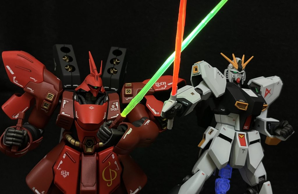 ぶつかり合う鍔迫り合いのシーン。久しぶりにHGサザビーを引っ張り出してきました。