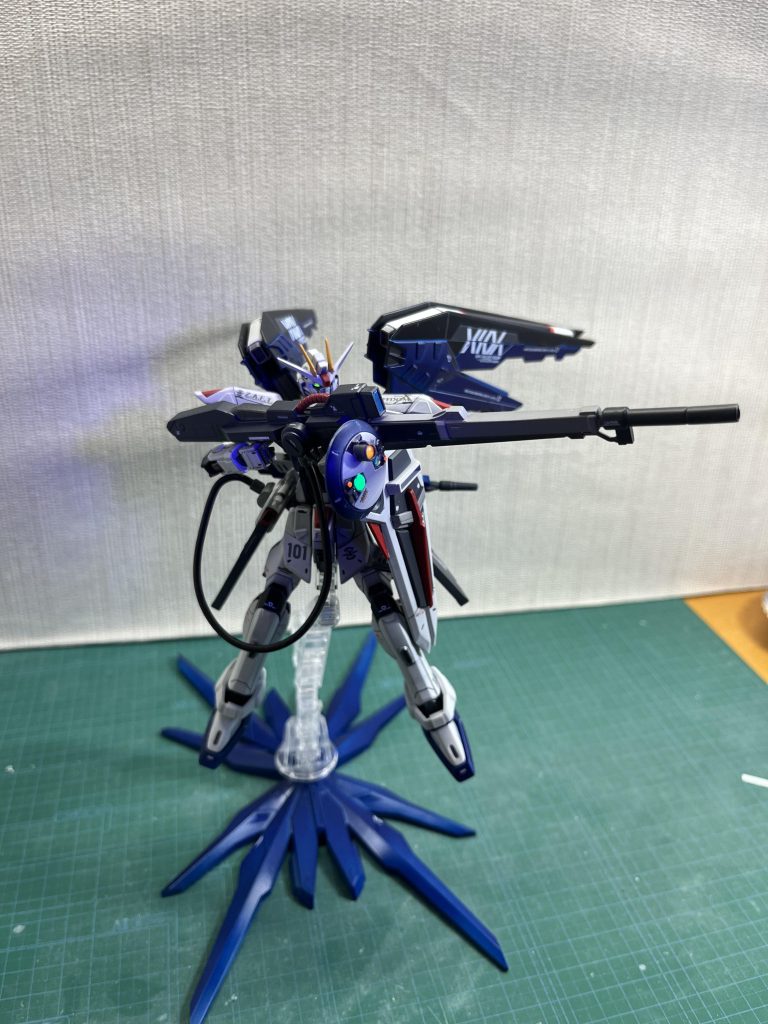 せっかくなので長距離精密プラズマ収束ビーム砲装備!MGのゼロカスさんのバスターライフルを小改造。腰からエネルギーを供給して放つ高出力ビーム砲です。