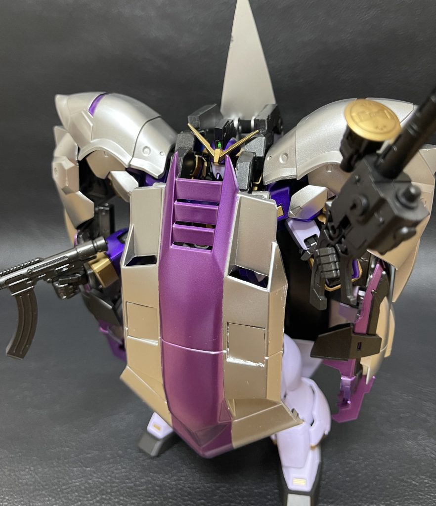 ただ、この装備が重すぎるということもありヒートショーテルを振り回さなくなりますのでこの時は銃火器での攻撃になります。今持ってるのは右手がマシンガンで左手はマグナムになります。