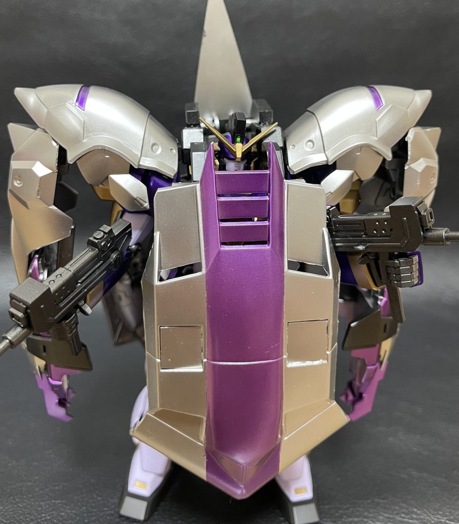 上の2丁が弾切れしたら今度はサブマシンガンに持ち替えます。これはアーマディロ内に保管してマシンガンとマグナムが弾切れしたらこれに持ち変えられるようにしてます。