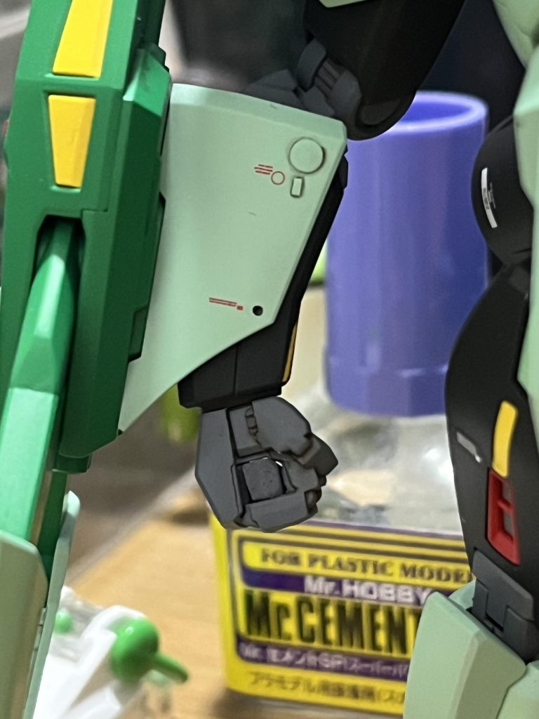 今回ちょうどいいハンドパーツがなかったのと、武器を持たせたかったので握り拳に加工はせず、穴に四角いプラ片を詰めて穴を塞いでパッと見握り拳に見せる作戦。