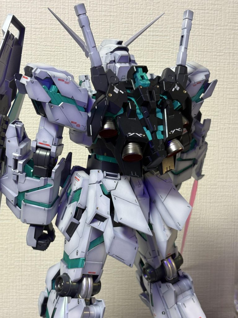 外装パーツ白、メカサフスーパーヘビー→ガンダムカラーMSホワト 内部フレーム、メカサフスパーヘビーサイコフレーム、サーフェイサーエヴォブラック→スターブライトシルバー→蛍光ブルーグリーン→蛍光グリーンバックパック、サーフェイサーエヴォブラック→プリズムブルーブラックトップコート マスタークリスタルカラートルマリングリーン金、4アーティストマーカー銀、4アーティストマーカーフレーム一部、スターブライトアイアン