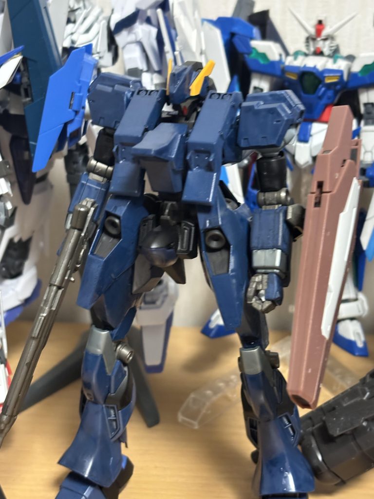 ガンダムルブリスソーンにアドバンスドヘイズルの頭部とHi-νガンダムの手足を接続した作品です。バーザムIIをイメージしながら制作したので、胸部にバーザムIIを意識した意匠があります。