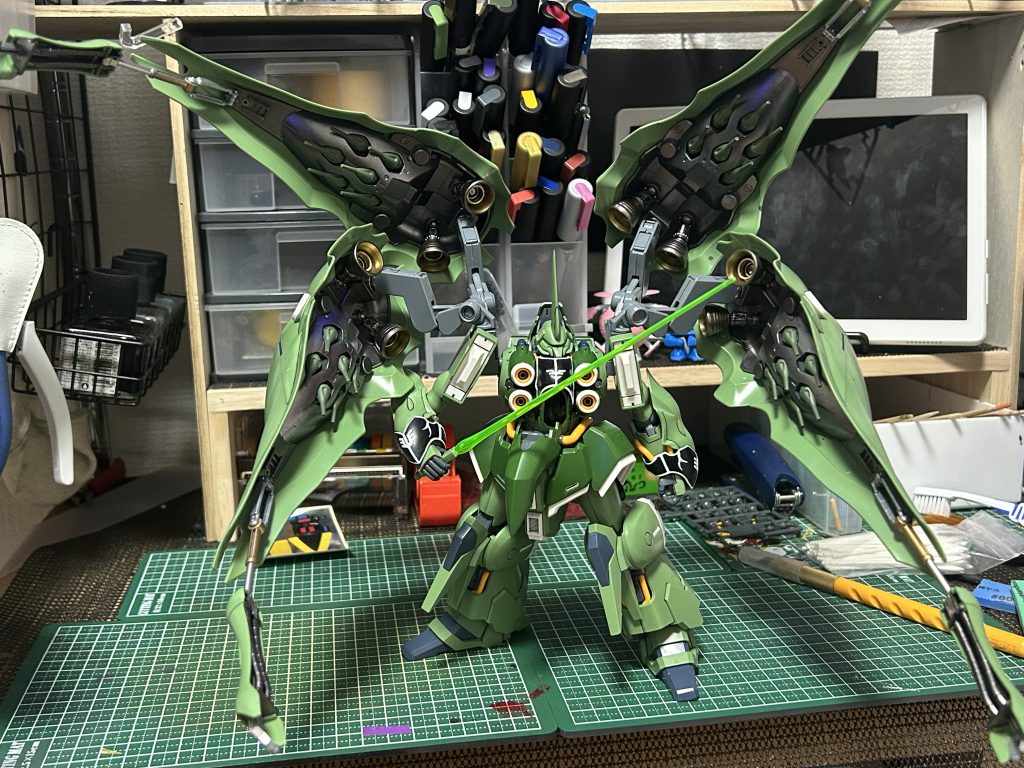 この大きな4枚羽!そしてサブのアーム達がかっこよすぎる(๑•̀ㅂ•́)و✧部分塗装も羽の内側とアーム、ファンネルもやっております!いつもよりがんばった٩( ᐛ )و(初心者並には)エングレービングは相変わらず難しい‥けどなんとか形になったのかな??最近はエアブラシに興味を持ち出して購入しようか悩んでおります。。初心者でもオススメのエアブラシ等があれば教えてください(人>ω•*)オネガイそれでは皆様また次回の作品で会いましょう!!良き社畜、ガンプラLifeを!!( ´Д`)ノ~バイバイ