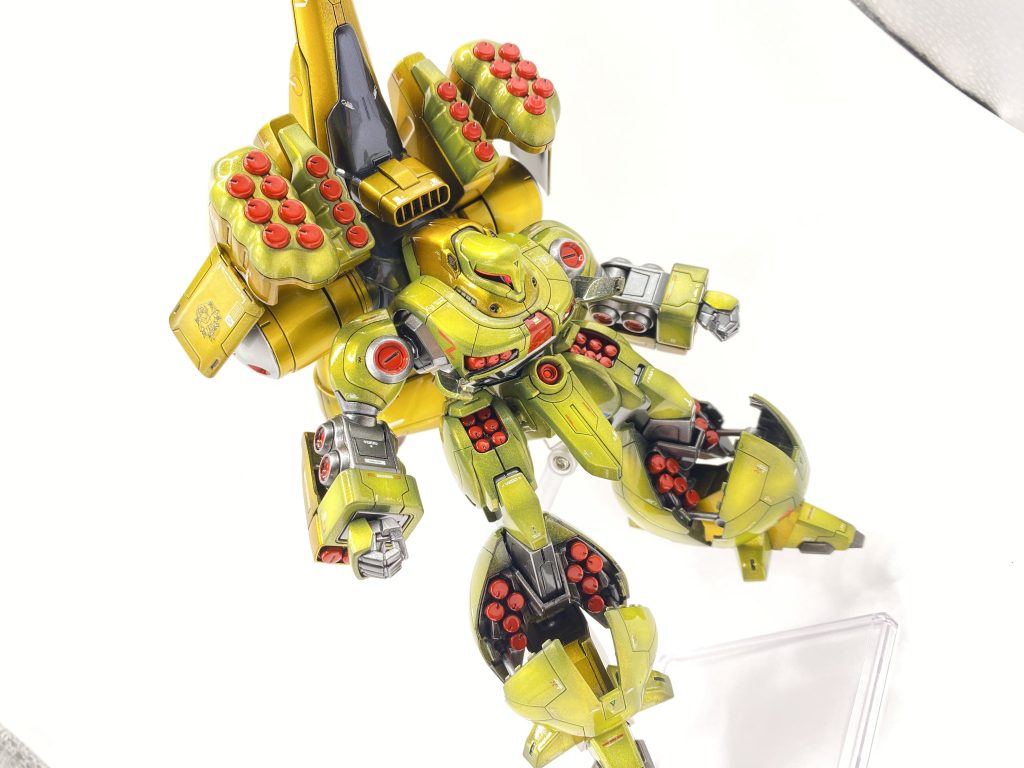 最近のトップコートはクレオスのダブルジーエックスですがこれは本当に良いです。臭いも少ないし、吹き付けムラが出にくいすなわち、誰でもテカテカの仕上げができる感じです。レベリング性能が素晴らしい。小さなホコリは塗装時に付着しても分からなくなるレベルです。