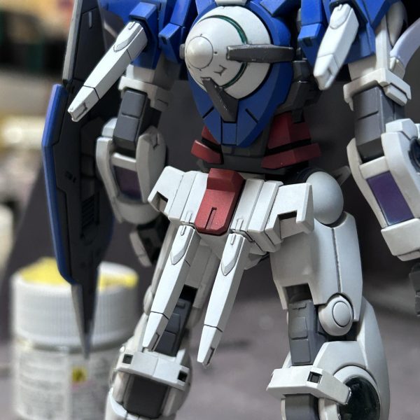 GNブレイド（ショート&ロング）、GNソードをメッキ風塗装にしました。乾燥時間がやや長いので、クリップで挟んだグレー部分は最後に塗装。細かいところは時間がかかりますね。（2枚目）