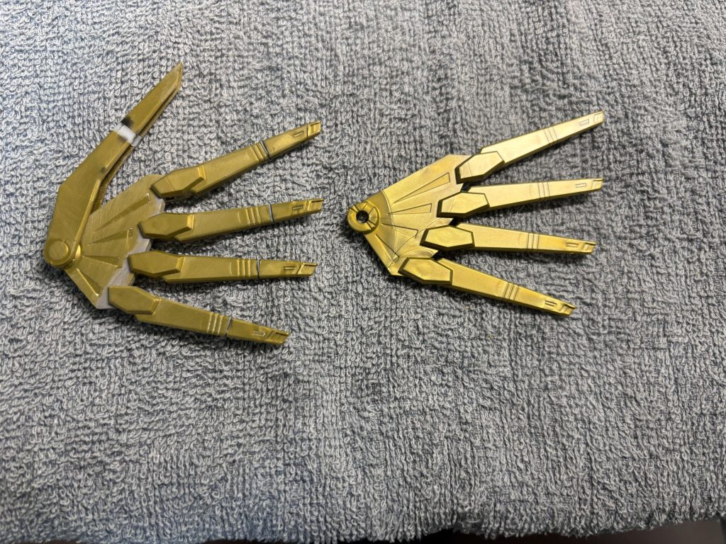 プラウドディフェンダーのこの部分が設定画やアニメの形状とは違っていたので一度切り離して再接着し、形状を変更しています。