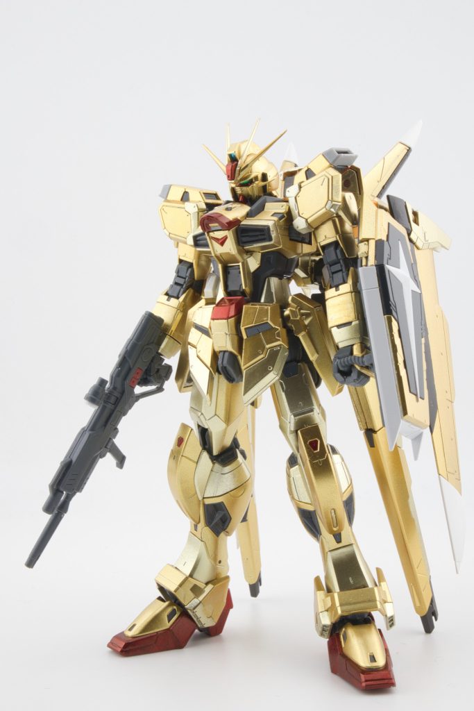 本体はカラーリングの変更のみです。ゴールドは、ガンダマーカーEXのホワイトゴールドとイエローゴールドをガンダムマーカーエアブラシで塗ってみました。ガンダムマーカーエアブラシは手軽ではありますが結構頻繁にペン先に塗料を充填するためにペンを抜き差ししなきゃいけないのが少々面倒ですね。