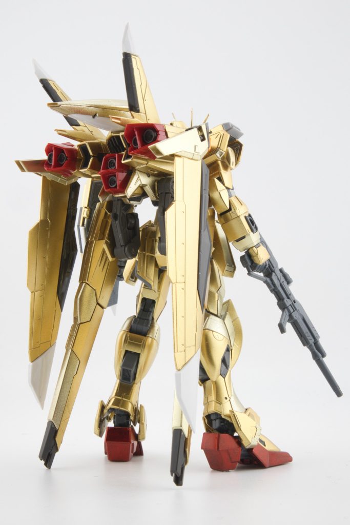 RGアカツキのオオワシを加工して取り付けてます。オオワシはメッキを剥がして本体に合わせて塗り直しています。