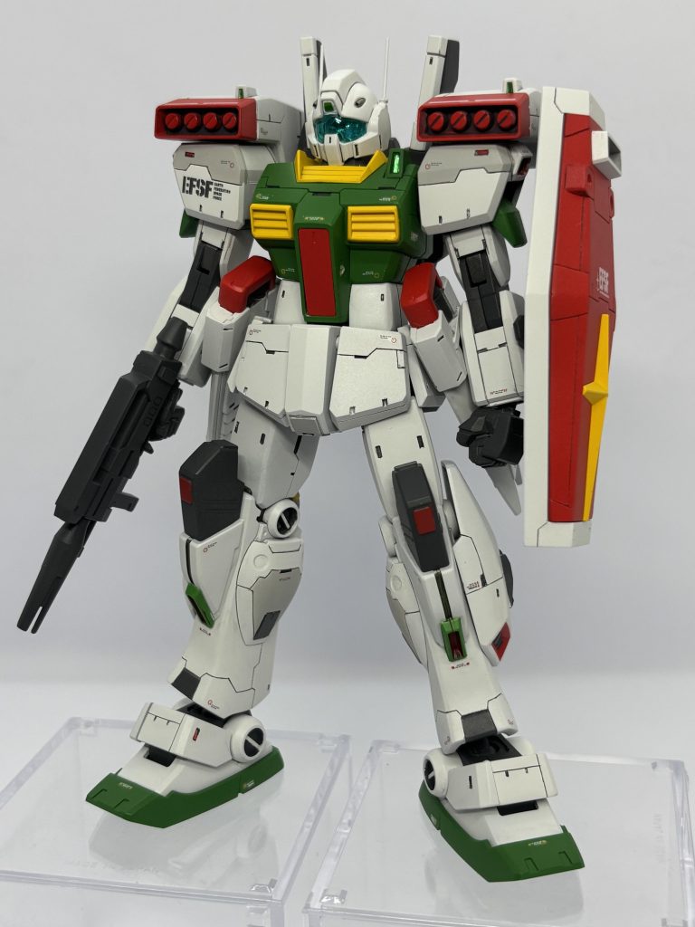 ディテールはRGガンダムver2を参考にしました。最近マイブームの切り欠きディテールを各所に施しております。