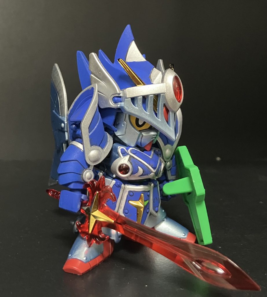 右斜めから。霞の鎧のシルバー部分は筆塗りです。マスキングしてエアブラシ塗装は断念しました。